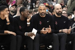 半岛体育-转会期足总杯焦点战，休斯敦火箭再遭质疑，态度坚定，细节决定成败