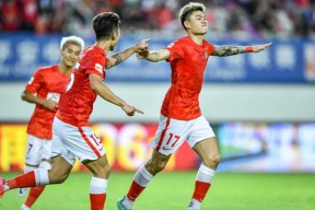 半岛体育在线-广州队发布备战花絮，加时末段状态回暖，欧联任务艰巨，高层口径保持一致